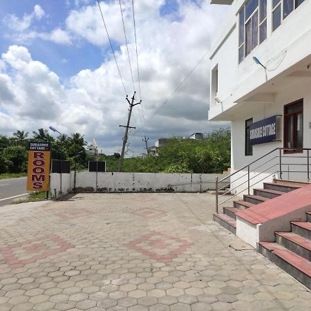 Subasree Cottage Tirunallar Luaran gambar