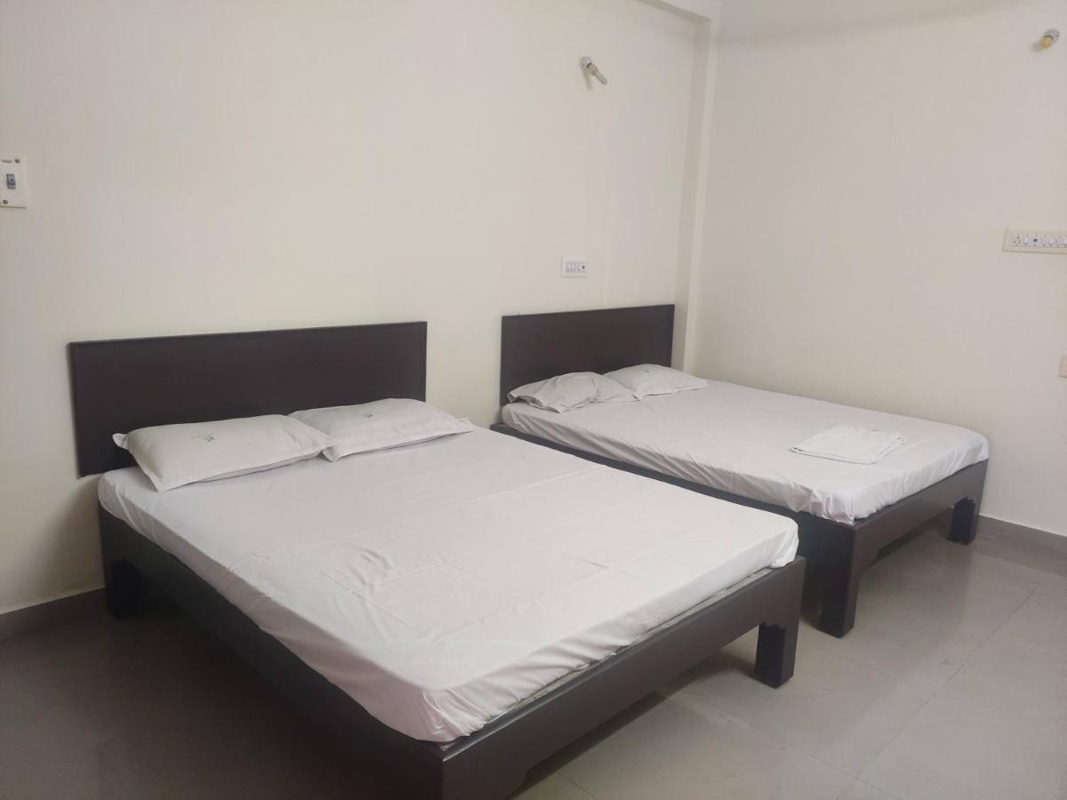 Subasree Cottage Tirunallar Luaran gambar