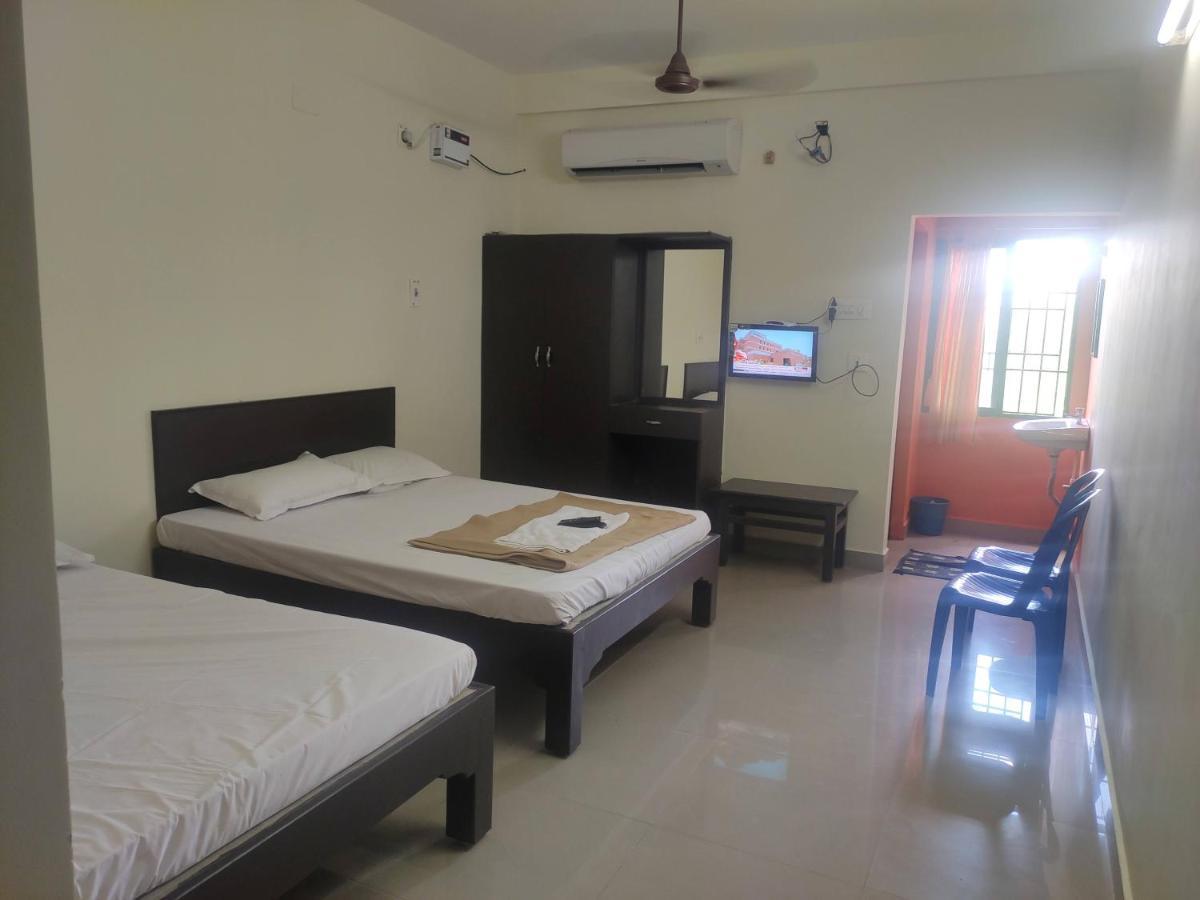 Subasree Cottage Tirunallar Luaran gambar